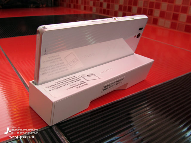 обзор японского смартфона Sony Xperia Z Docomo SO-02E в белом цвете