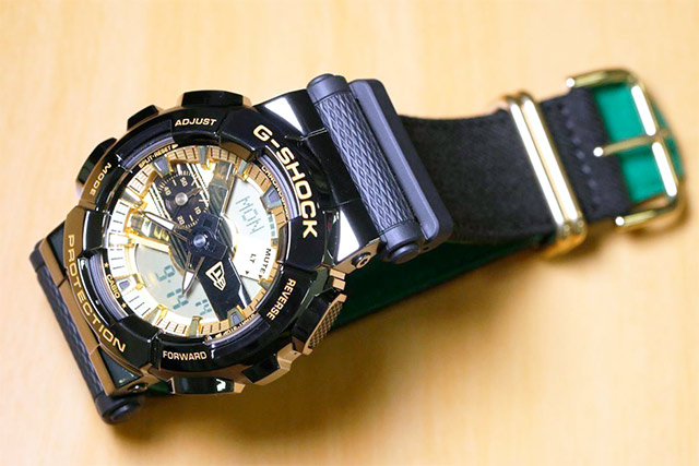 Японская компания Casio Computer Co. представила новую модель часов GM-110NE серии G-SHOCK в коллаборации с брендом бейсболок NEW ERA.
