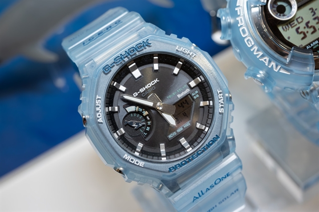 Casio выпустила прозрачные G-SHOCK и BABY-G ICERC с сине-морским градиентом