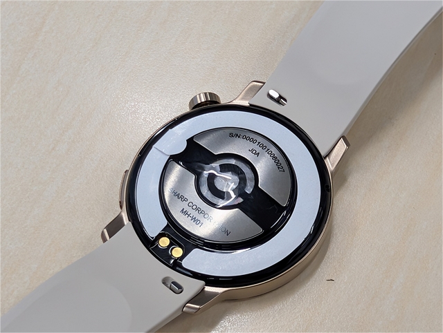 Sharp Karada Mate Watch автоматически оценивает калории после еды