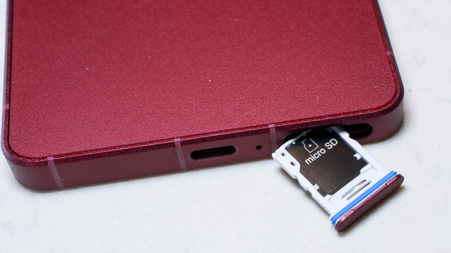 Xperia вновь выделилась на фоне дискуссии о возвращении microSD во флагманы