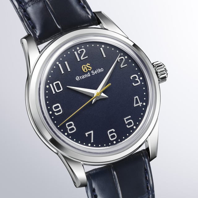 Grand Seiko SBGW325 получила циферблат индиго и ремешок ручного окрашивания