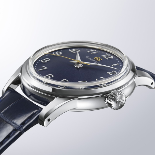 Grand Seiko SBGW325 получила циферблат индиго и ремешок ручного окрашивания
