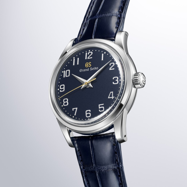 Grand Seiko SBGW325 получила циферблат индиго и ремешок ручного окрашивания