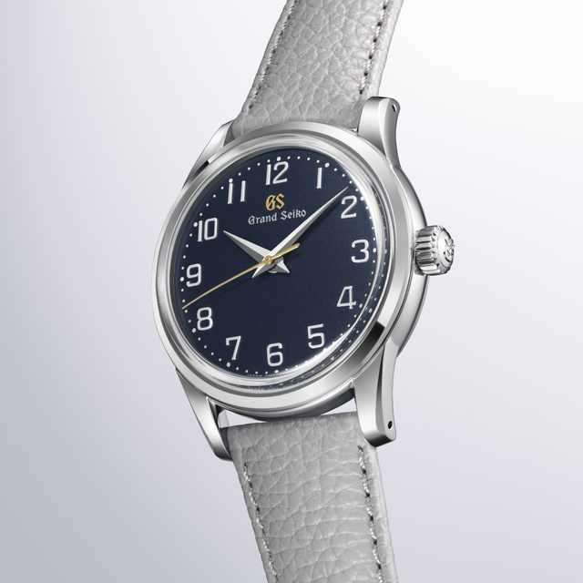 Grand Seiko SBGW325 получила циферблат индиго и ремешок ручного окрашивания