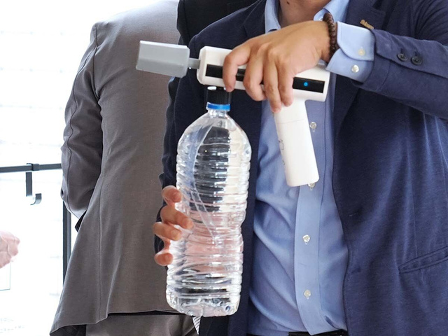 MIRABLE AQUABLAST MINI очищает поверхности струёй с ультратонкими пузырьками