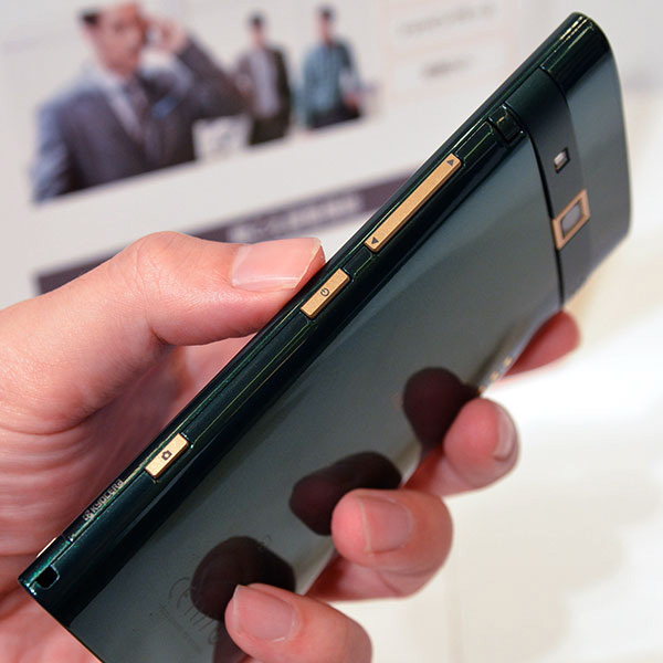 японский смартфон Kyocera URBANO V01 au KDDI японский смартфон Kyocera URBANO V01 au KDDI