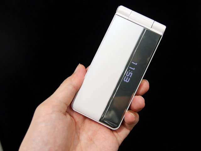 Японский мобильный телефон Panasonic Docomo P-01h Японский мобильный телефон Panasonic Docomo P-01h