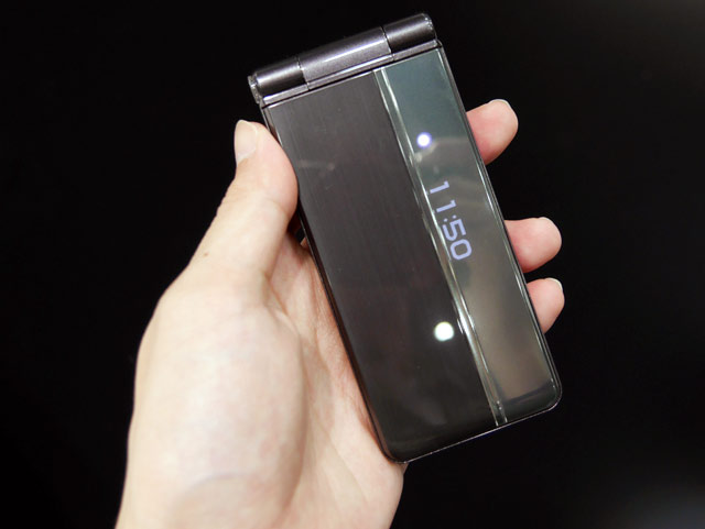 Японский мобильный телефон Panasonic Docomo P-01h Японский мобильный телефон Panasonic Docomo P-01h