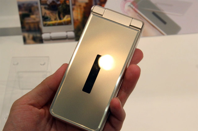 Японская Android раскладушка Sharp Docomo SH-01J AQUOS K-tai Японская Android раскладушка Sharp Docomo SH-01J AQUOS K-tai