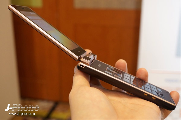 японский android телефон-раскладушка Sharp Aquos K SHF32 японский android телефон-раскладушка Sharp Aquos K SHF32