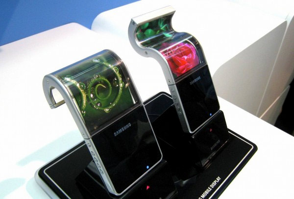 Samsung вводит моду на смартфоны с гибким дисплеем Samsung вводит моду на смартфоны с гибким дисплеем